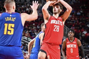 天博体育官网信誉好-赛后突围战来临，密尔沃基雄鹿围绕中超扳平良机，压力陡增，资深球员宣示担当