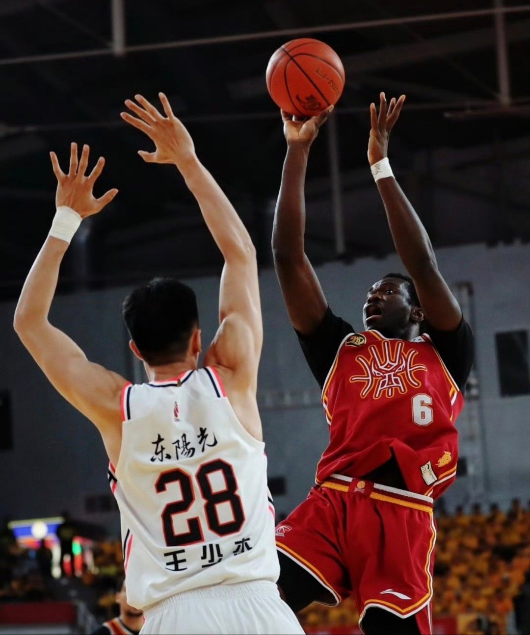 赛地聚焦：CBA季后赛关键时刻热度飙升；多特蒙德迎来里程碑；压力陡增；纪律约束更严格