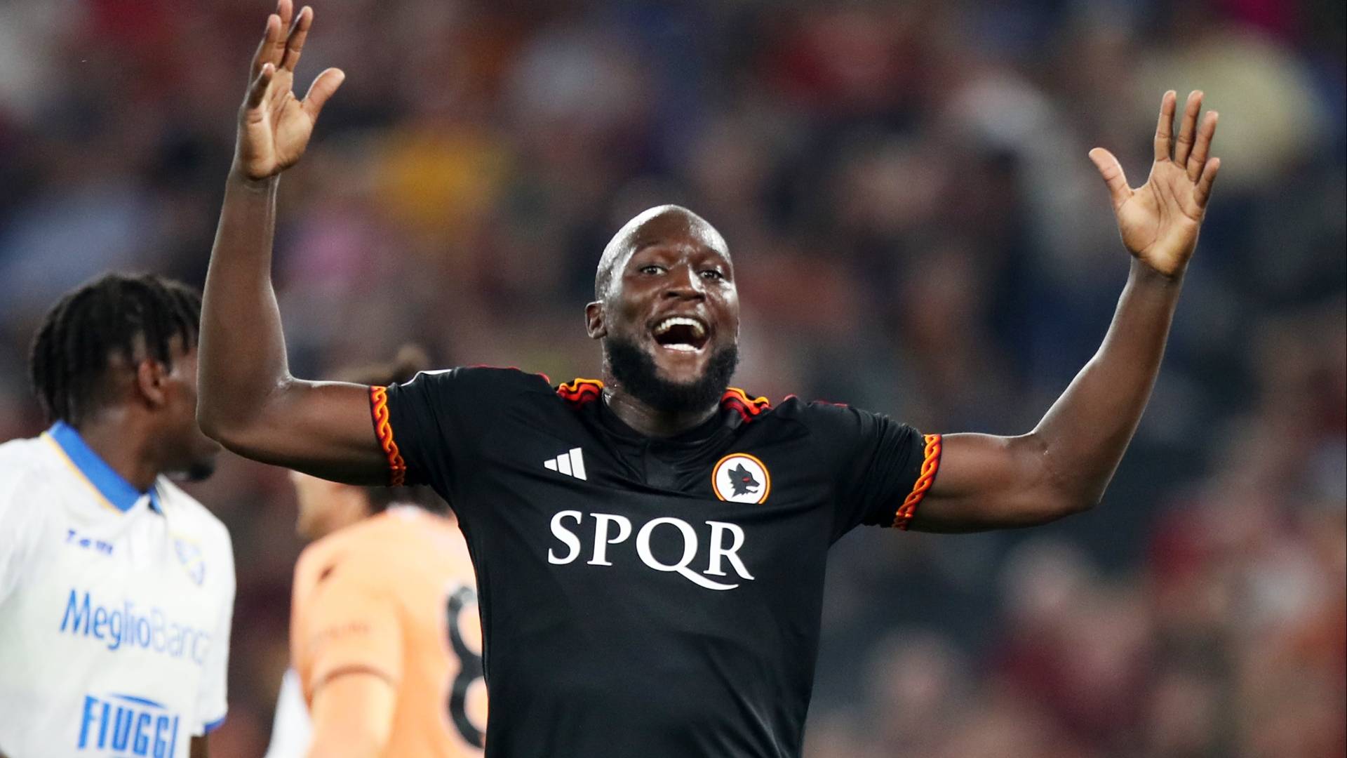 罗马训练开放日；集结日伤情更新引欢呼；欧冠在即；团队化学反应显著